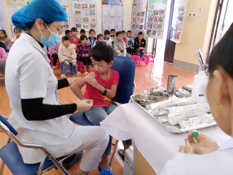 Trường tiểu học số 2 xã Nà Tấu phối hợp với Trạm Y tế xã Nà Tấu tiêm vắc xin Uốn ván – Bạch Hầu cho HS khối lớp 2