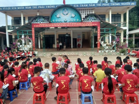 Trường Tiểu học Tà Cáng (nay là Phân hiệu 1 – Bản Tà Cáng): học sinh trong sân trường