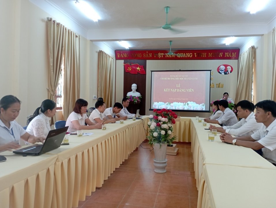 Trường tiểu học số 2 xã Nà Tấu tổ chức lễ kết nạp đảng viên mới