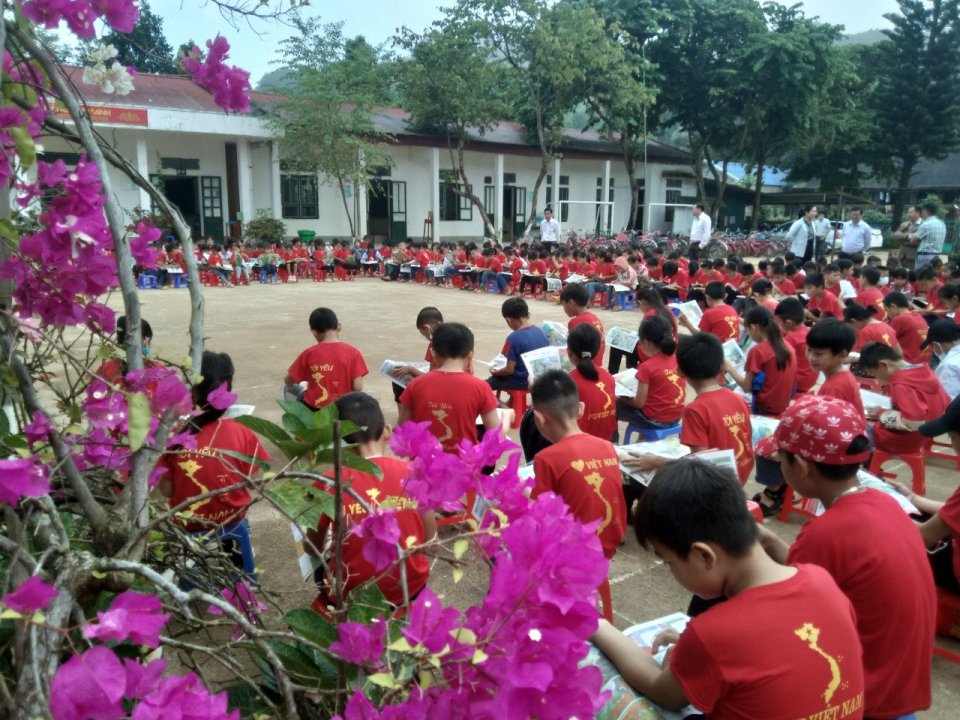 Trường Tiểu học Tà Cáng (nay là Phân hiệu 1 – Bản Tà Cáng): học sinh trong sân trường