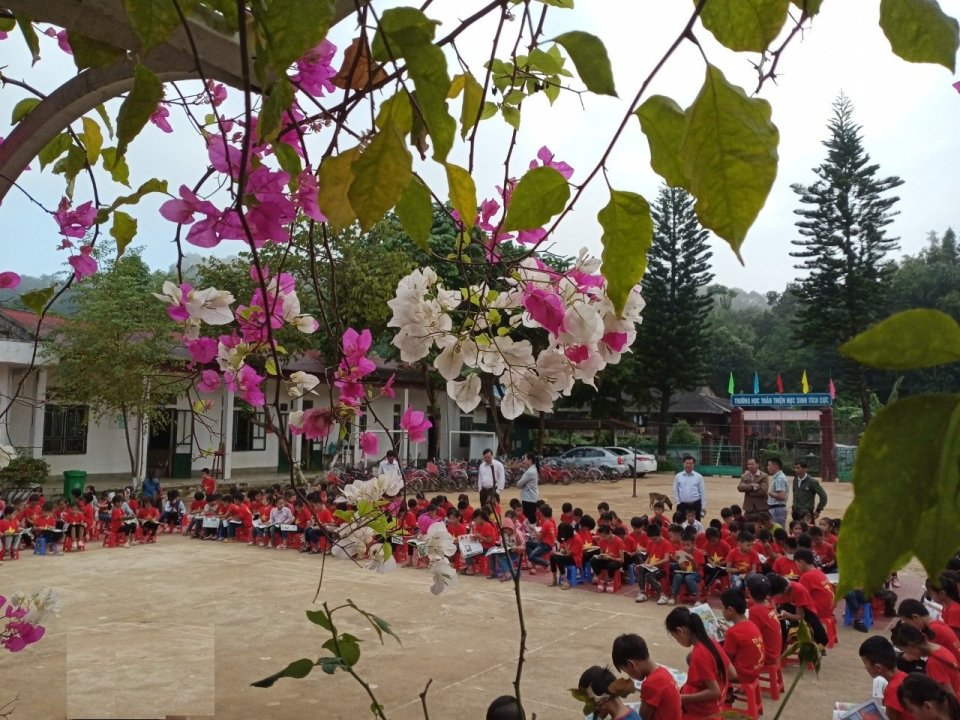 Trường Tiểu học Tà Cáng (nay là Phân hiệu 1 – Bản Tà Cáng): học sinh trong sân trường