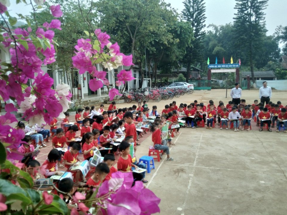 Trường Tiểu học Tà Cáng (nay là Phân hiệu 1 – Bản Tà Cáng): học sinh trong sân trường