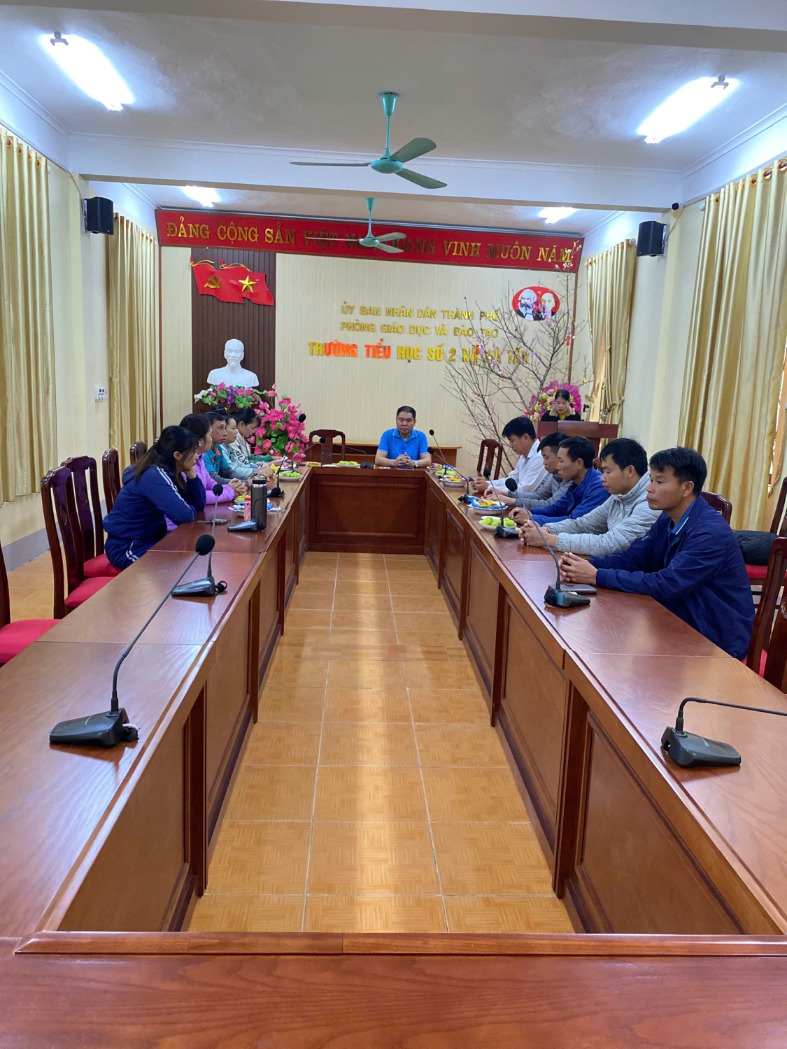 Trao Quyết định công nhận Đảng viên chính thức cho Đảng viên trong Chi bộ Trường Tiểu học số 2 xã Nà Tấu